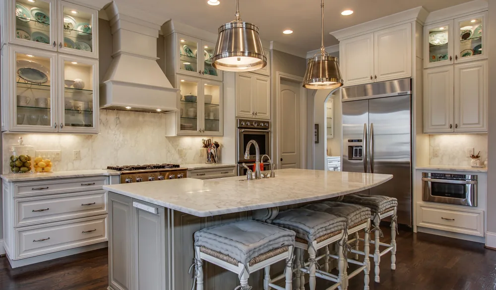 Island kitchen, marble tops: White Shaker