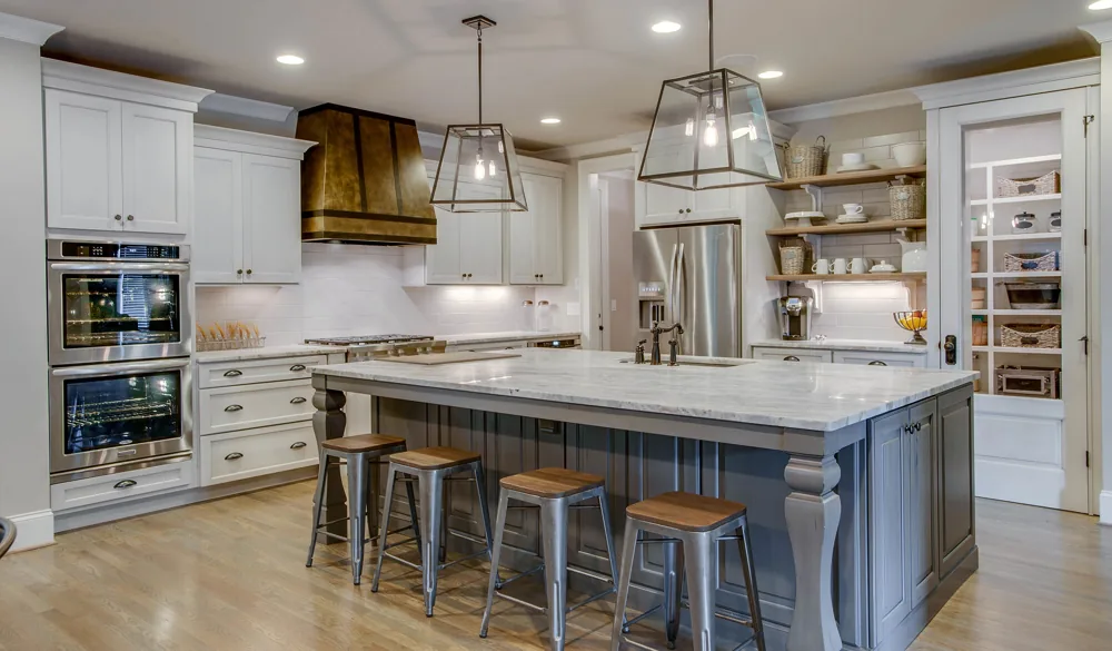 Warm island kitchen: Made to Order